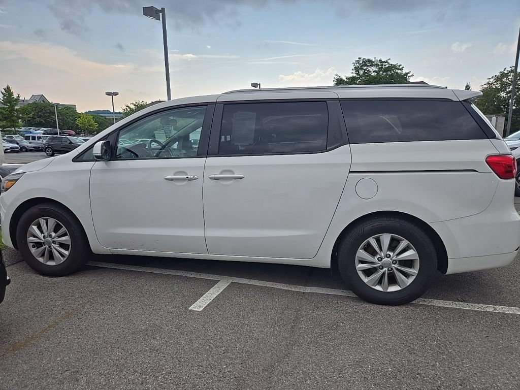 Used 2017 Kia Sedona LX w/ LX Essentials Premium Package FWD image 4