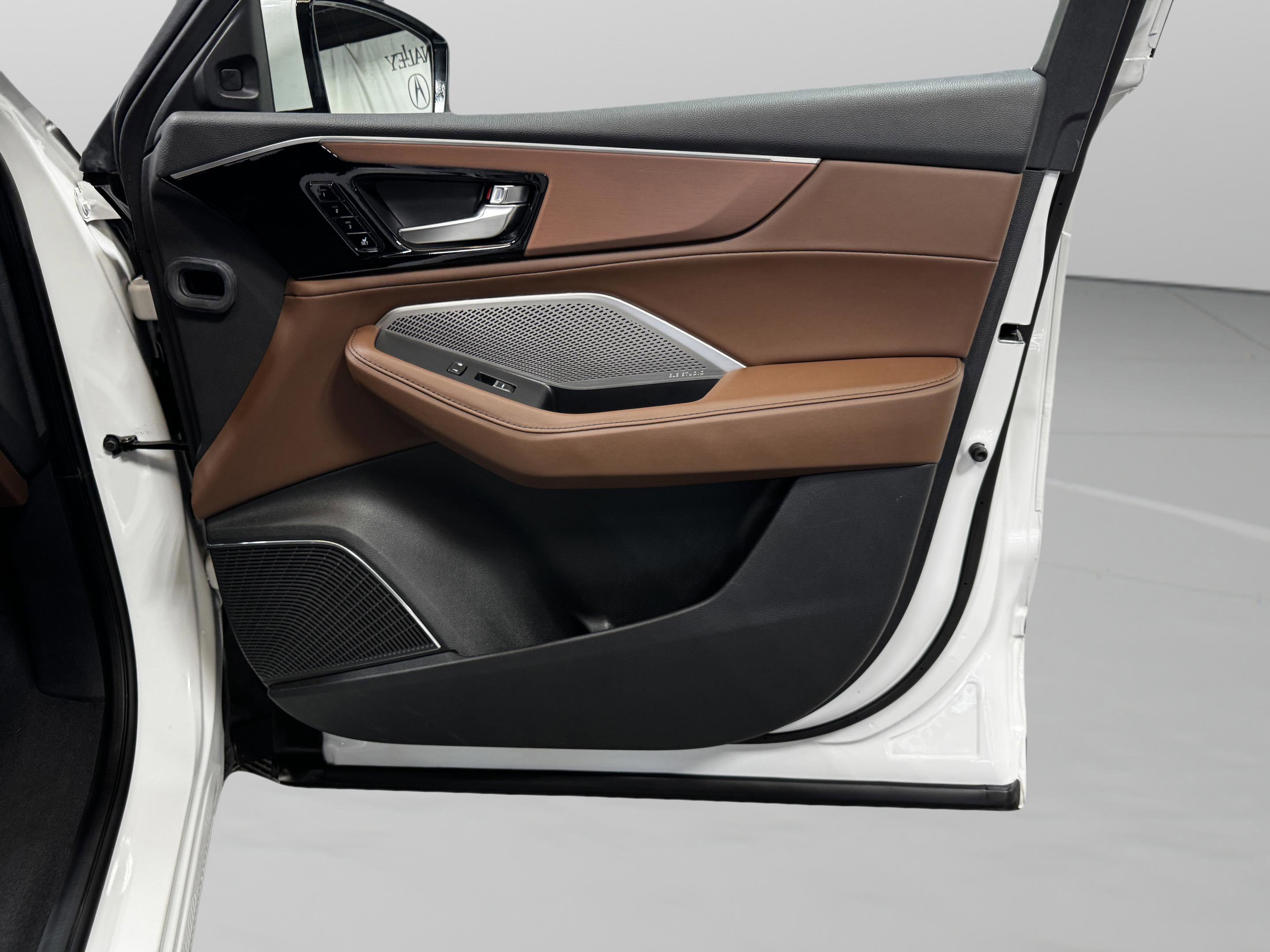 Certified 2023 Acura MDX FWD w/ Technology Package image 15