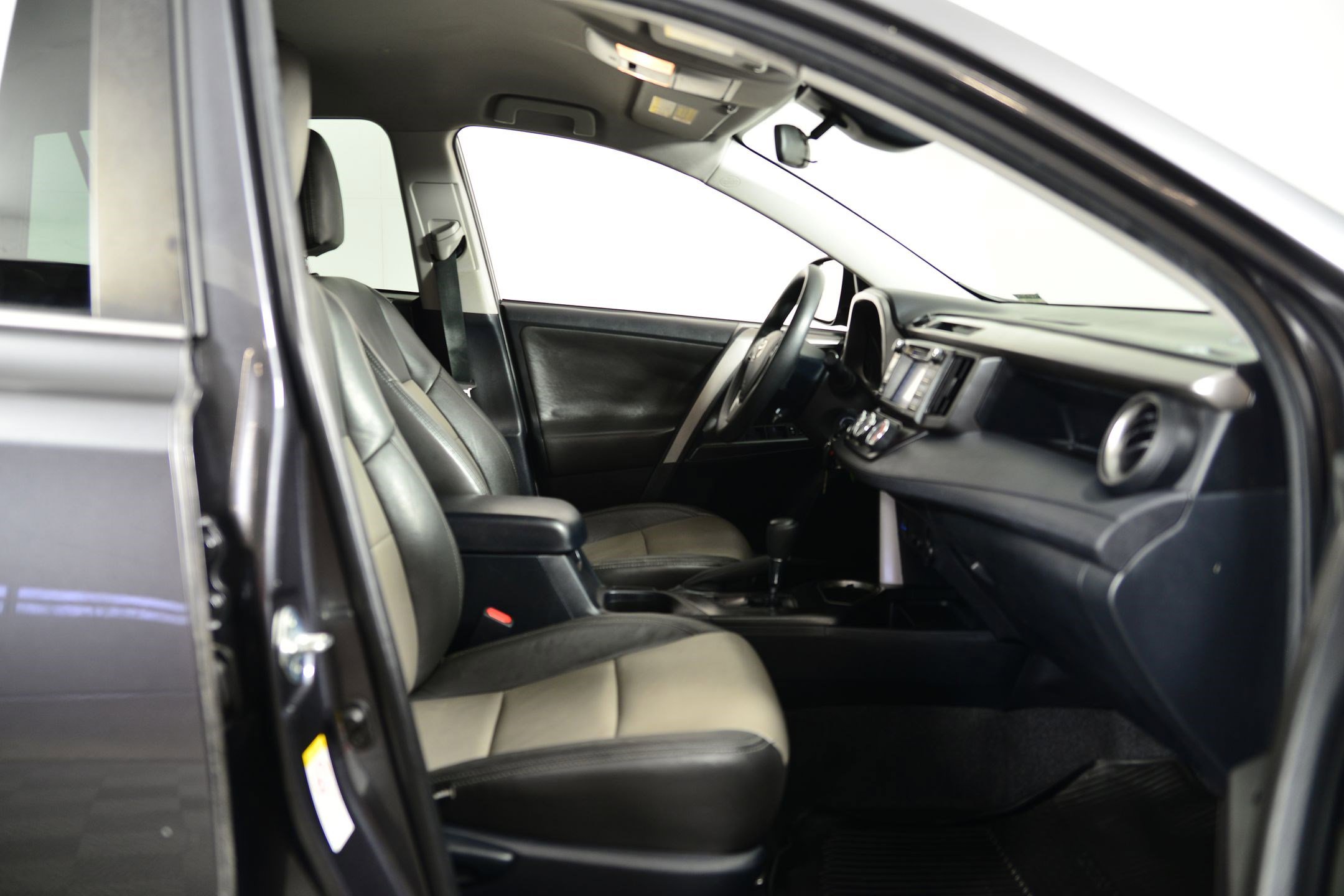 Used 2018 Toyota RAV4 LE image 20