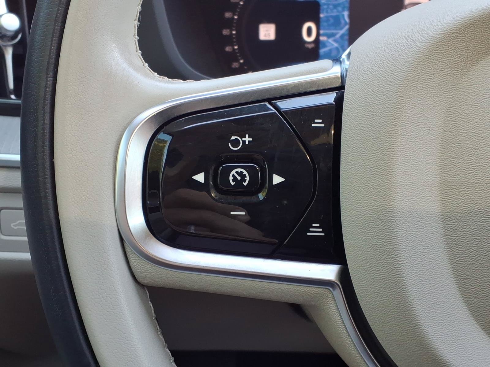 Certified 2024 Volvo XC60 B5 Plus AWD/4WD image 27