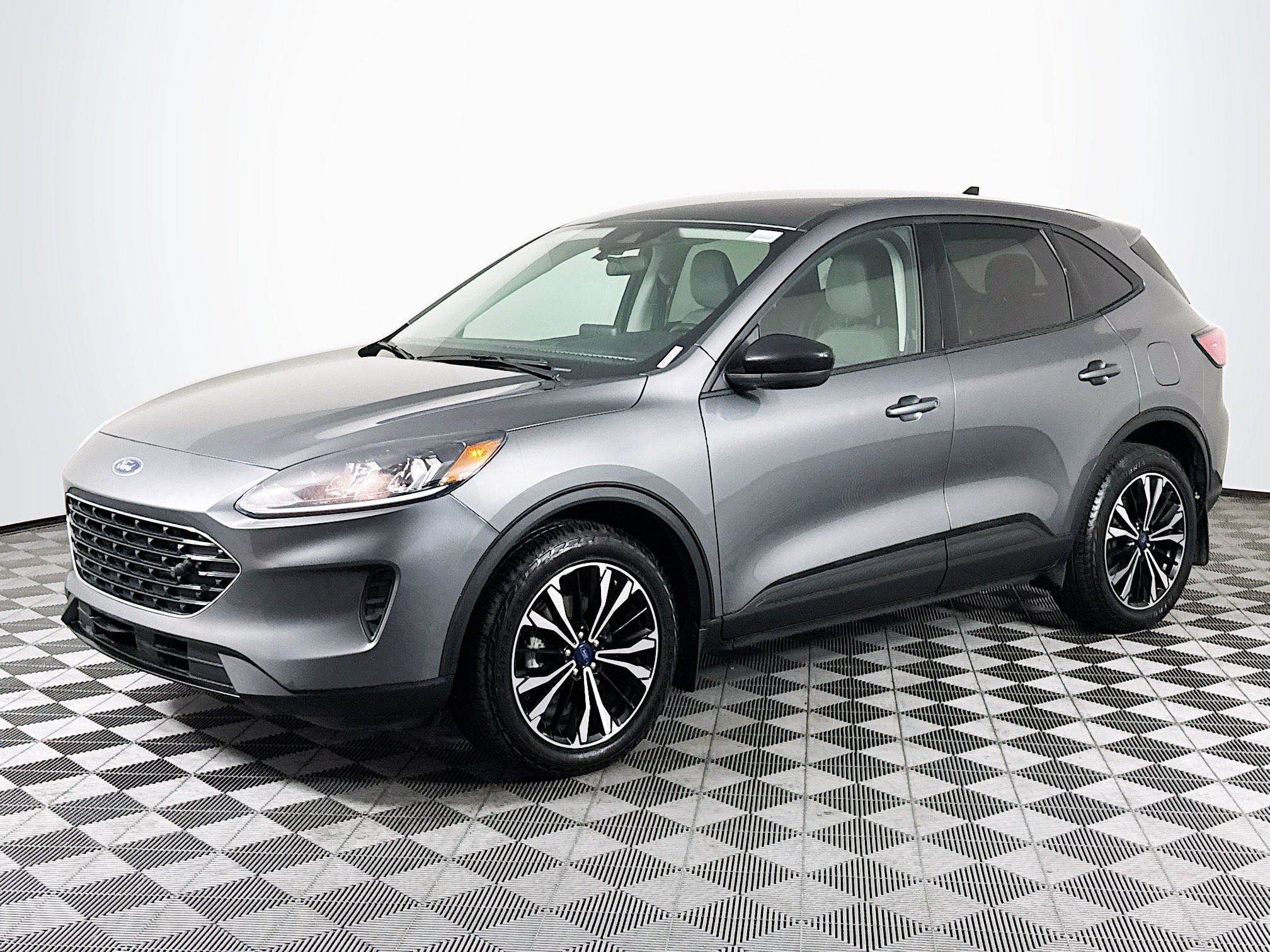 Used 2022 Ford Escape SE w/ SE Sport Appearance Package image 4