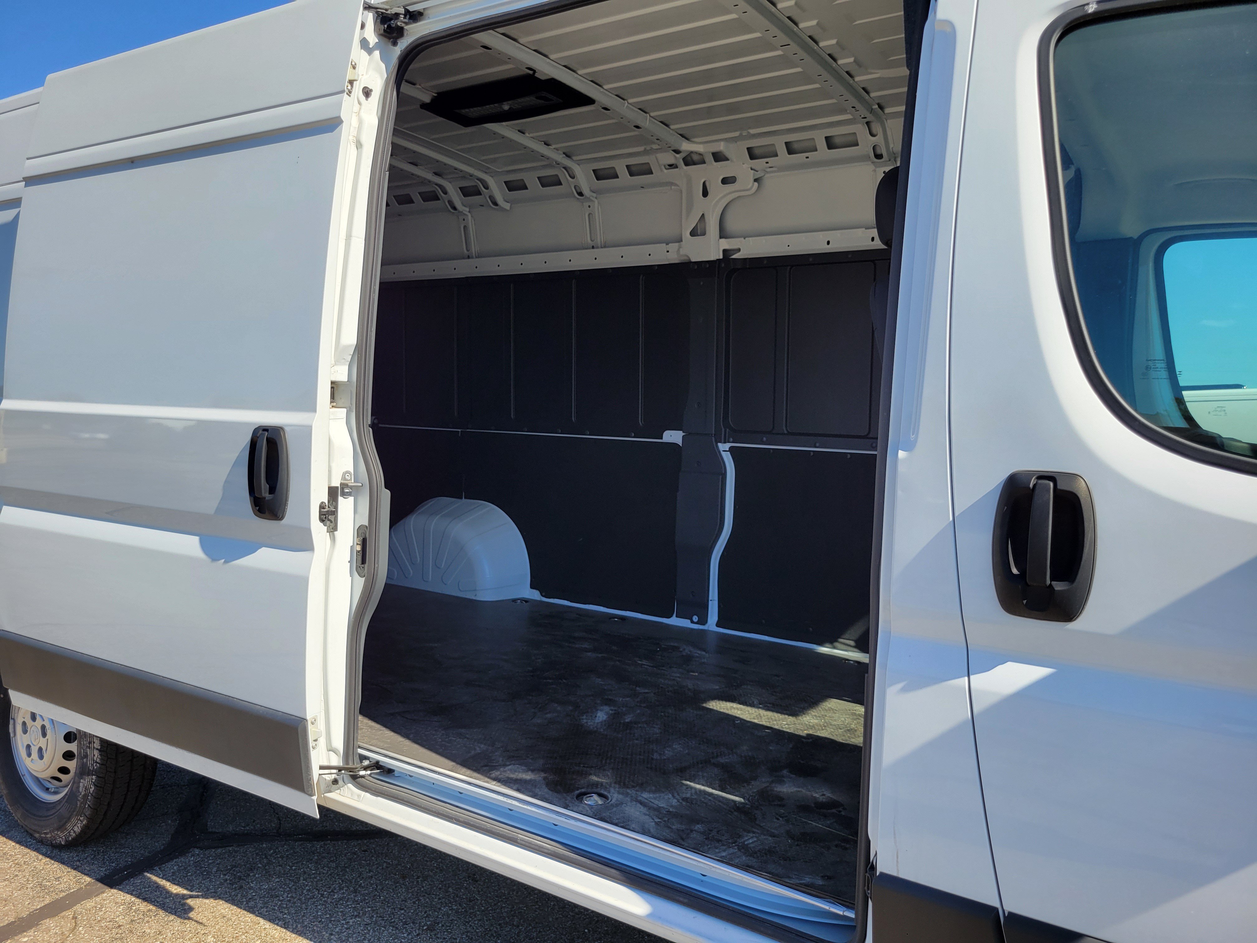 Used 2025 RAM ProMaster 2500 w/ Convenience Group FWD image 17