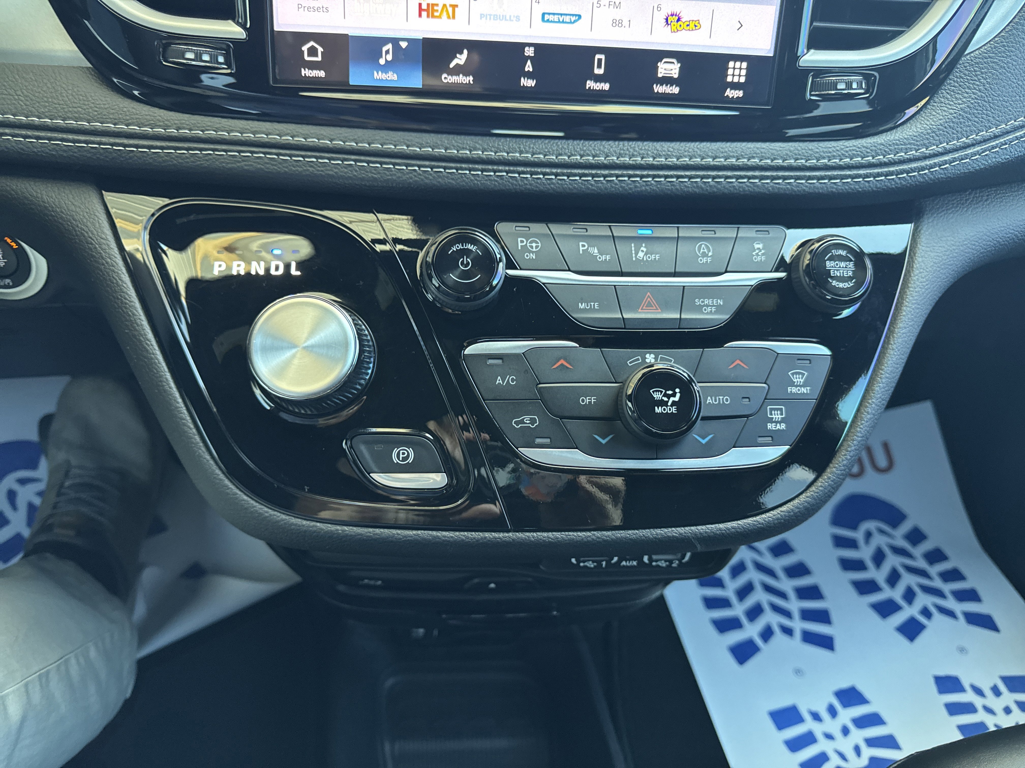 Used 2024 Chrysler Pacifica Touring-L w/ Uconnect Theater Family Group FWD image 22