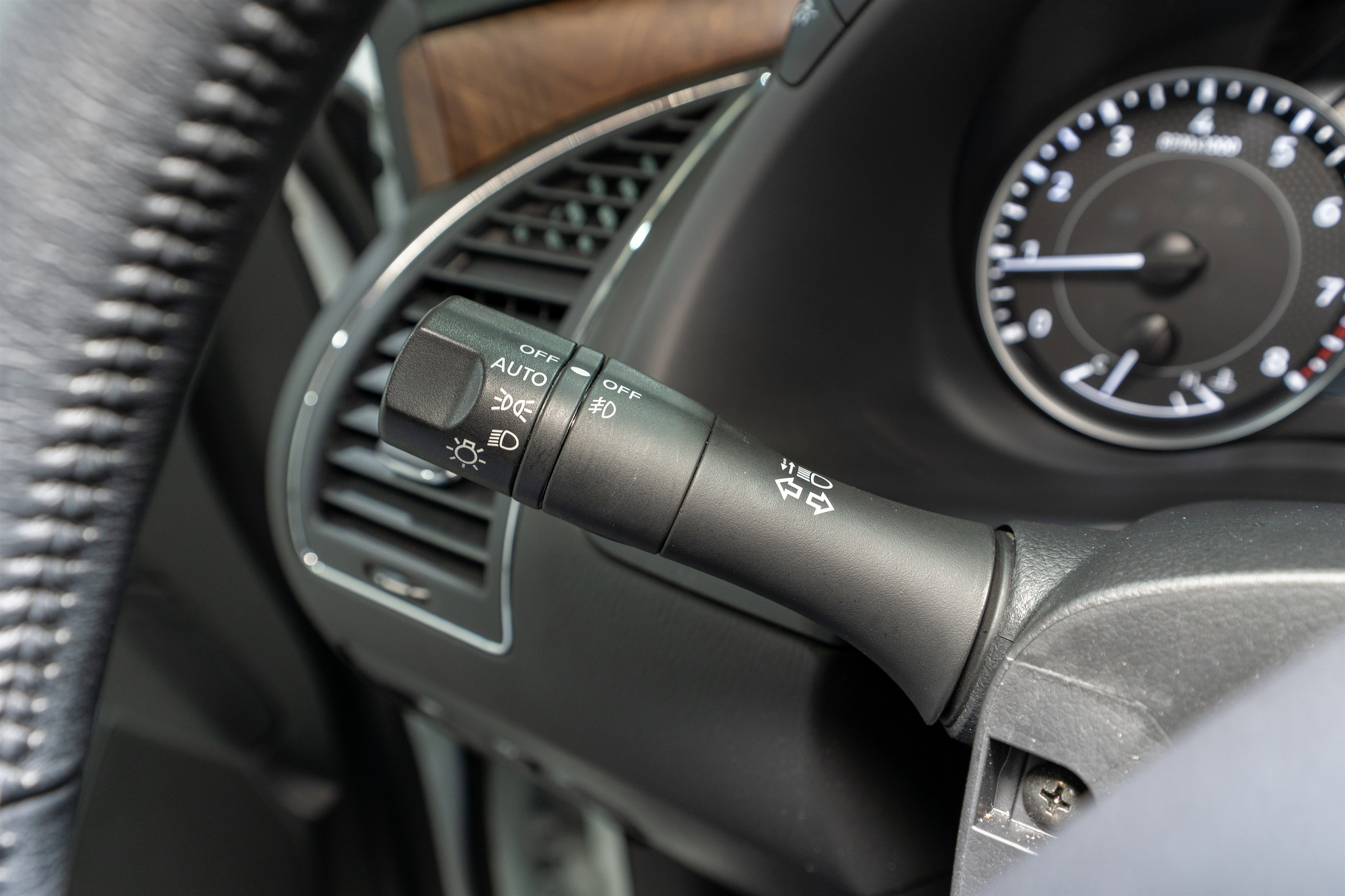 Used 2024 Nissan Armada SL w/ Captain's Chairs Package image 30