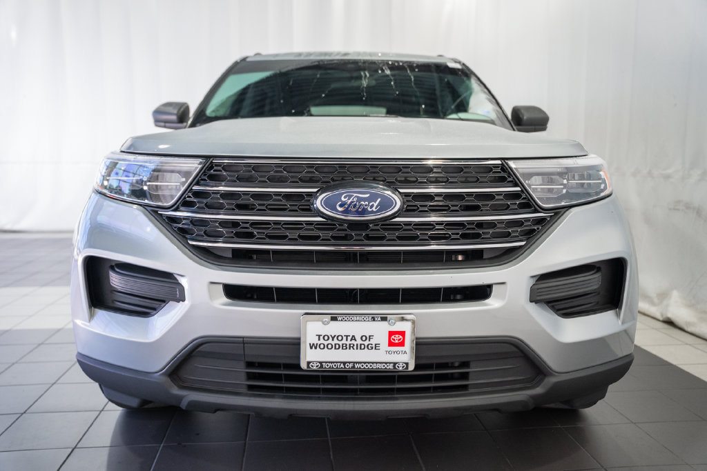 Used 2023 Ford Explorer XLT AWD/4WD image 2