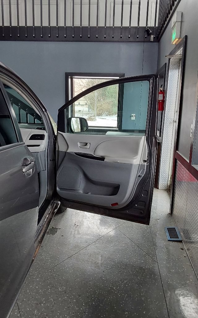 Used 2011 Toyota Sienna LE FWD image 12