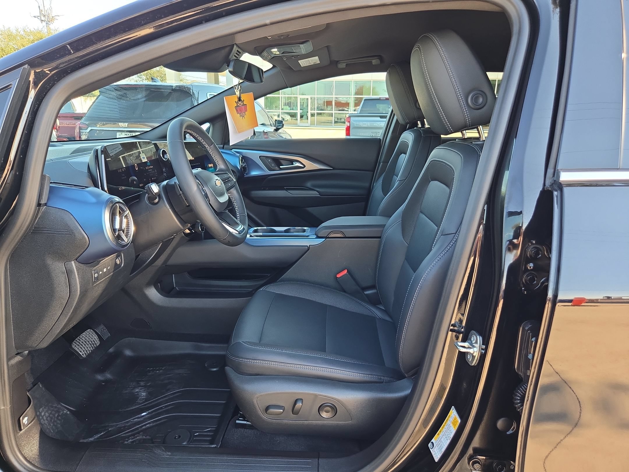 Certified 2024 Chevrolet Equinox EV LT FWD image 9