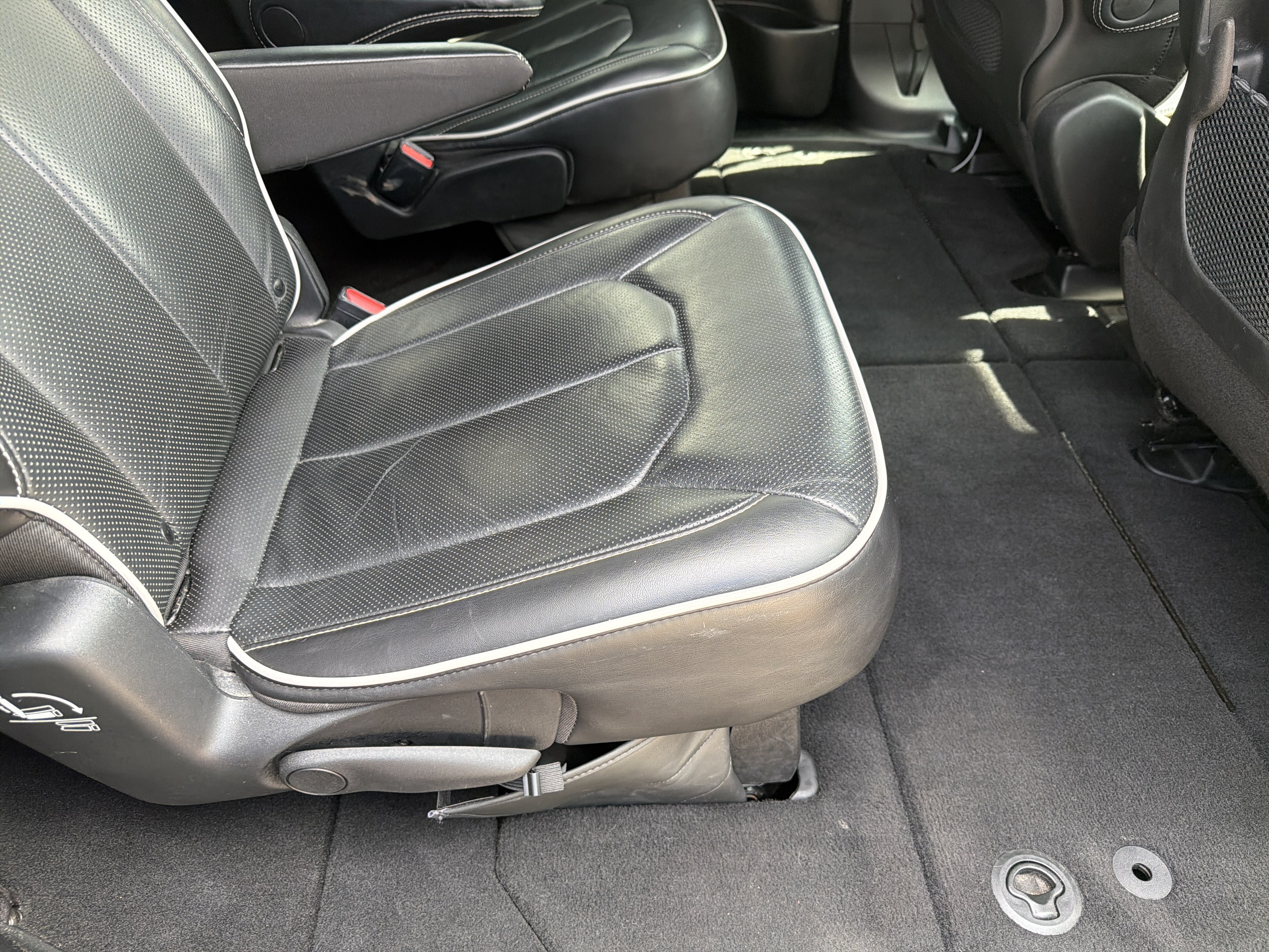 Used 2025 Chrysler Pacifica Limited FWD image 24