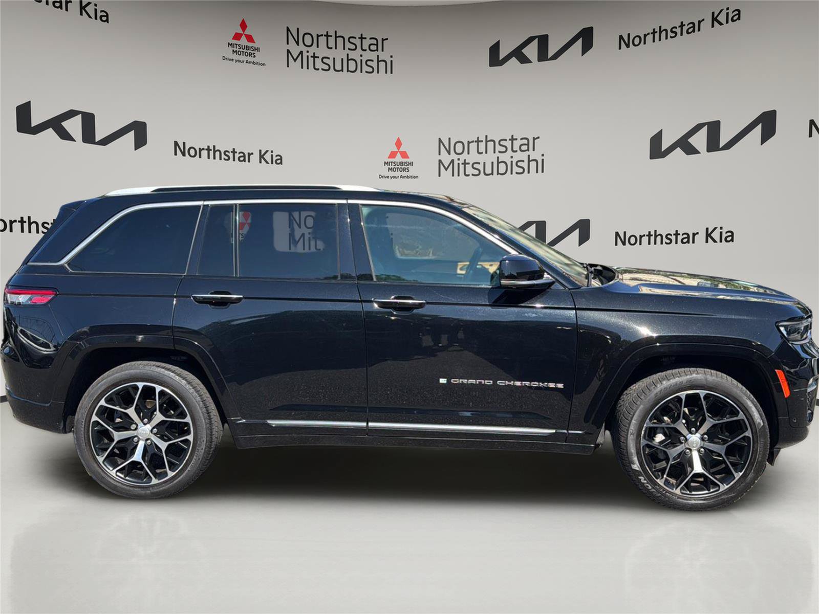 Used 2023 Jeep Grand Cherokee Summit AWD/4WD image 8