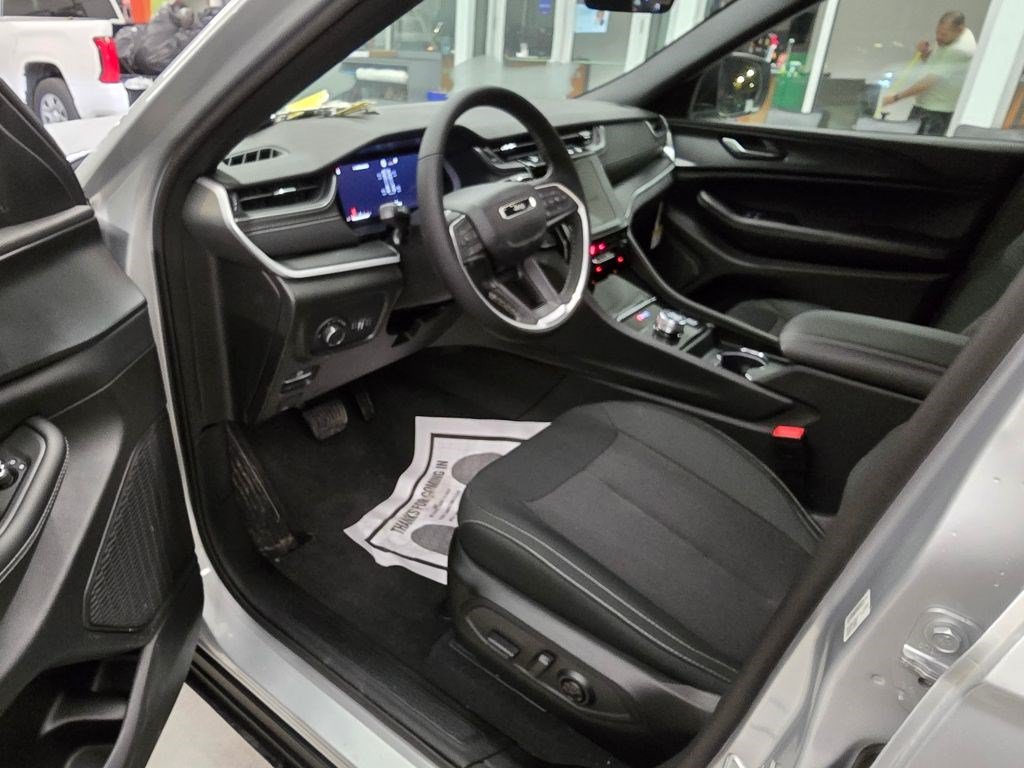 New 2025 Jeep Grand Cherokee Laredo w/ Luxury Tech Group I RWD image 14