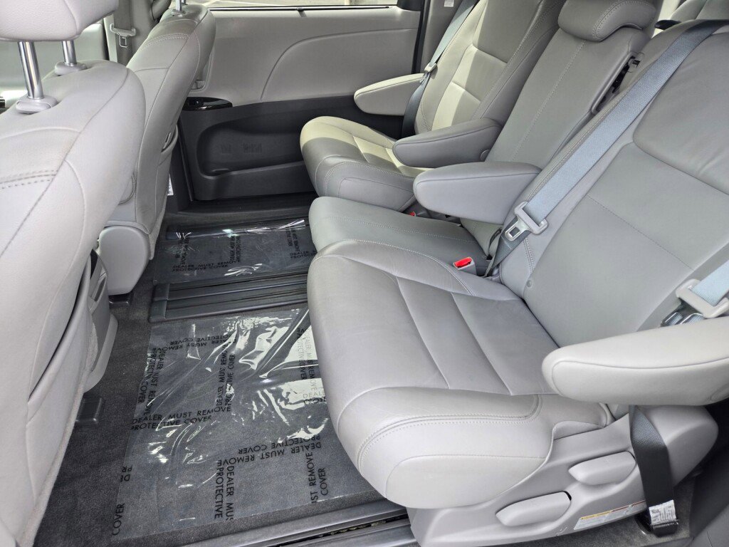 Used 2018 Toyota Sienna XLE w/ XLE Navigation Package image 11
