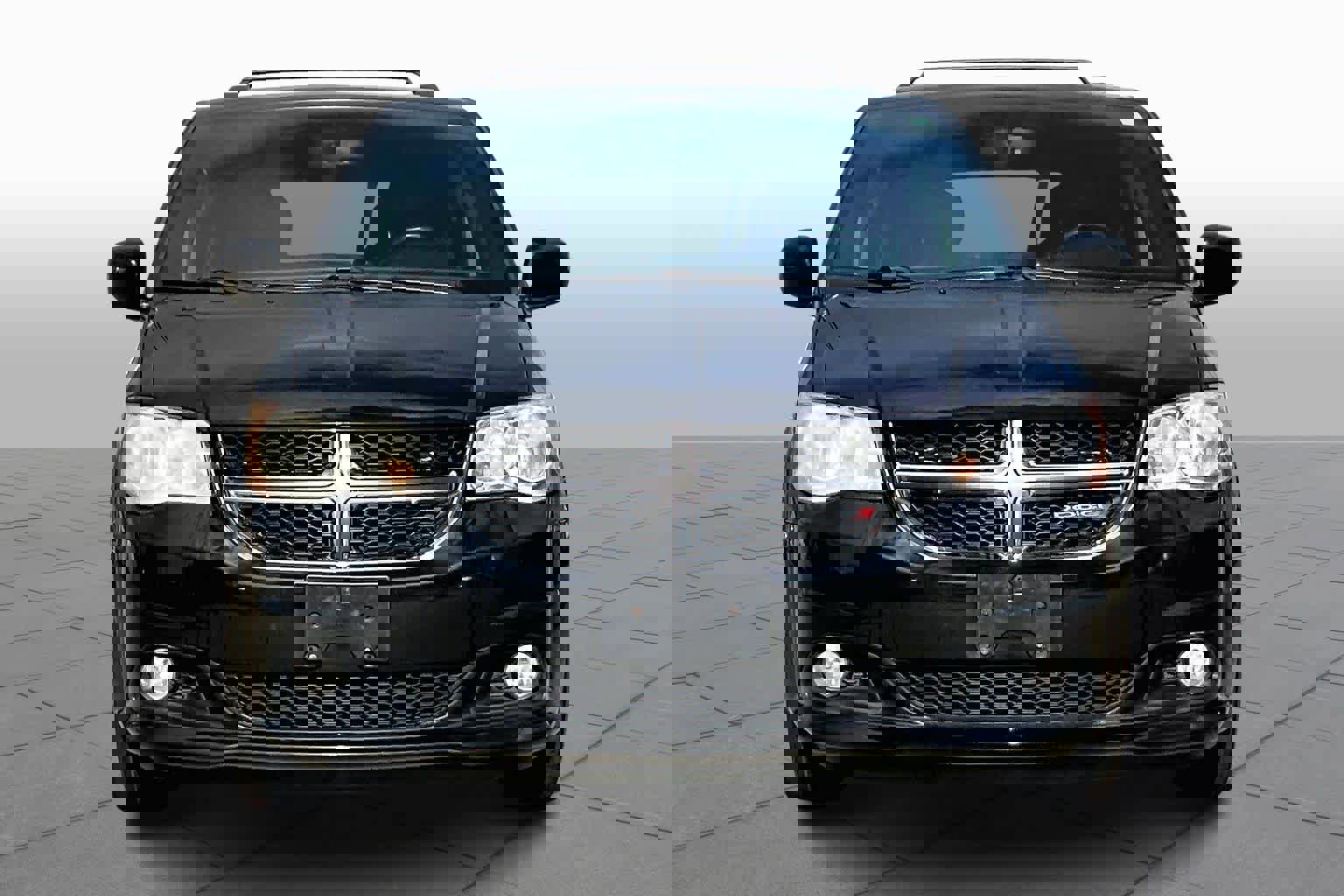 Used 2017 Dodge Grand Caravan SXT image 3