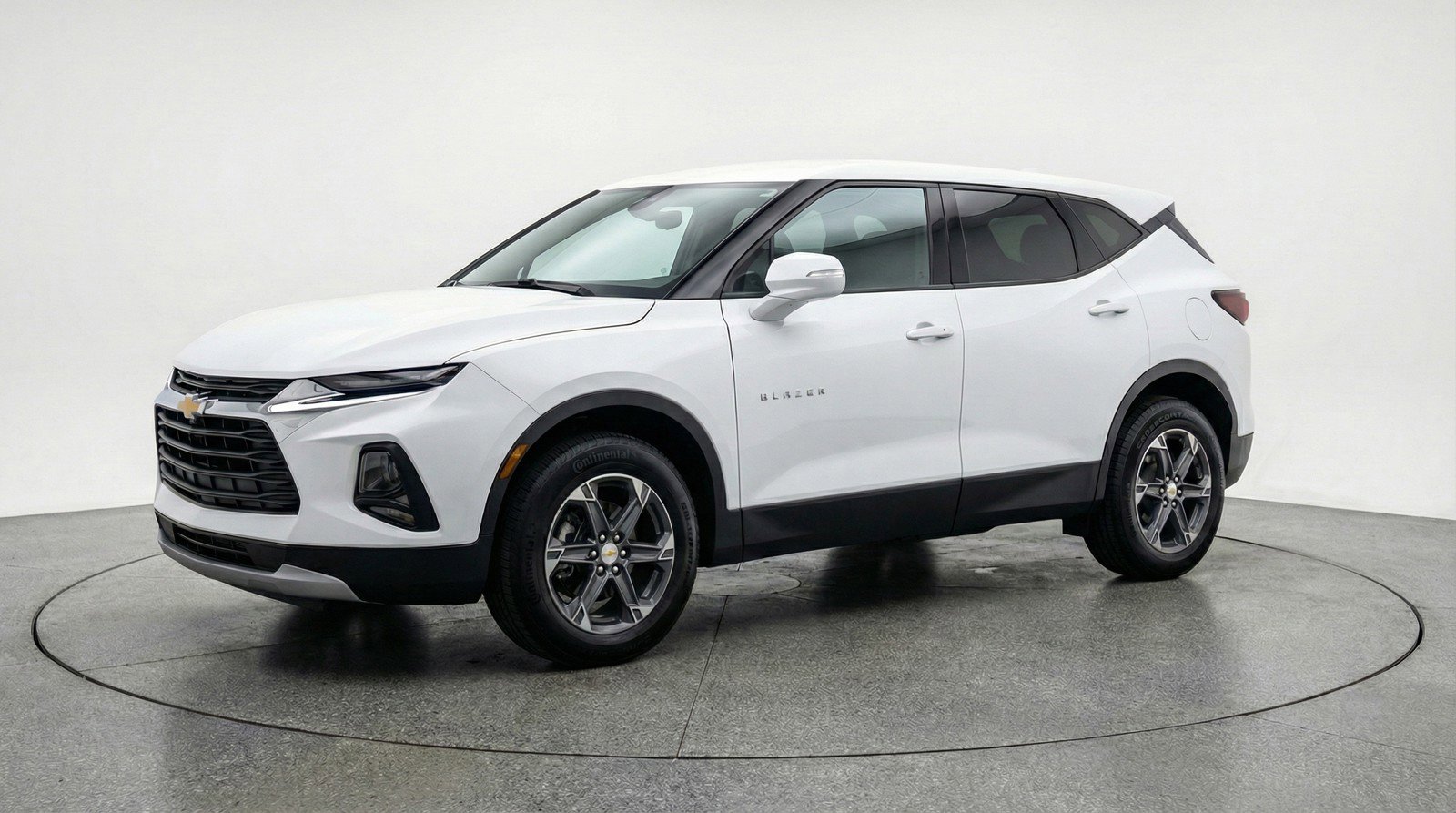 Used 2025 Chevrolet Blazer LT image 3