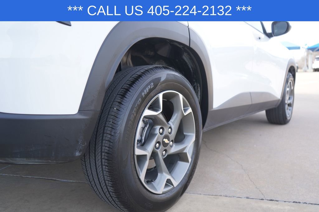Used 2025 Chevrolet Trax LT w/ LT Convenience Package image 9