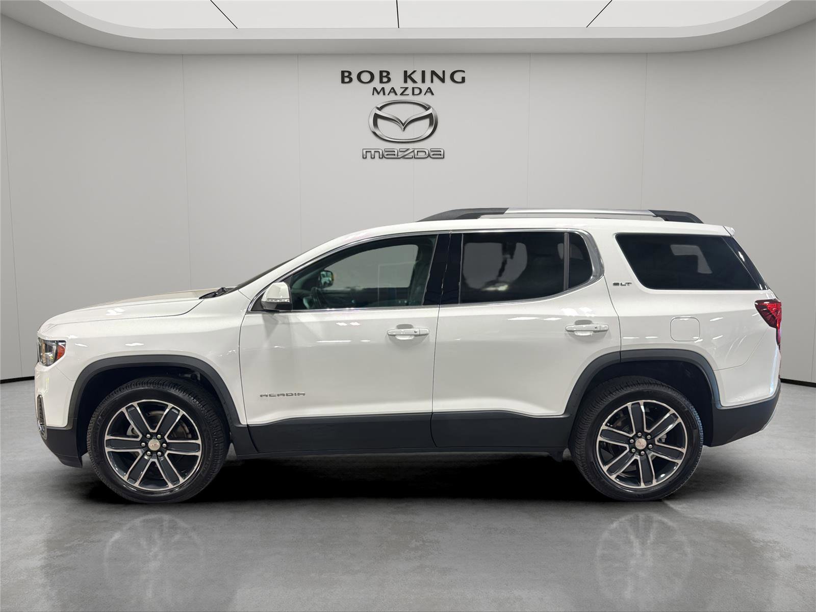 Used 2020 GMC Acadia SLT w/ Driver Alert Package II image 2