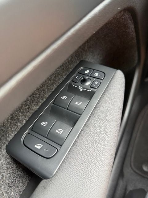 Used 2024 Volvo XC40 B5 Core AWD/4WD image 18