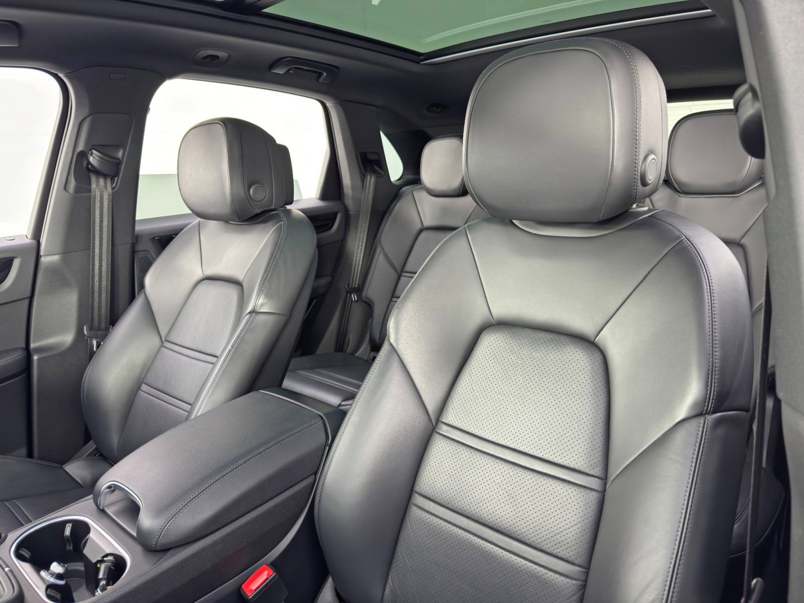 Used 2023 Porsche Cayenne Platinum Edition w/ Premium Package image 38