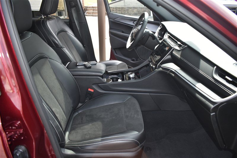 Used 2023 Jeep Grand Cherokee Altitude AWD/4WD image 29