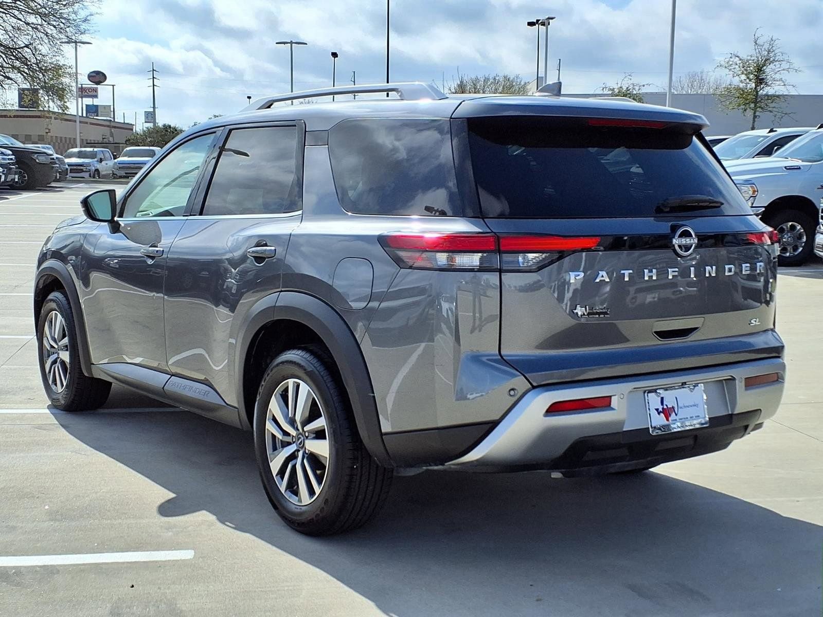 Used 2025 Nissan Pathfinder SL FWD image 2