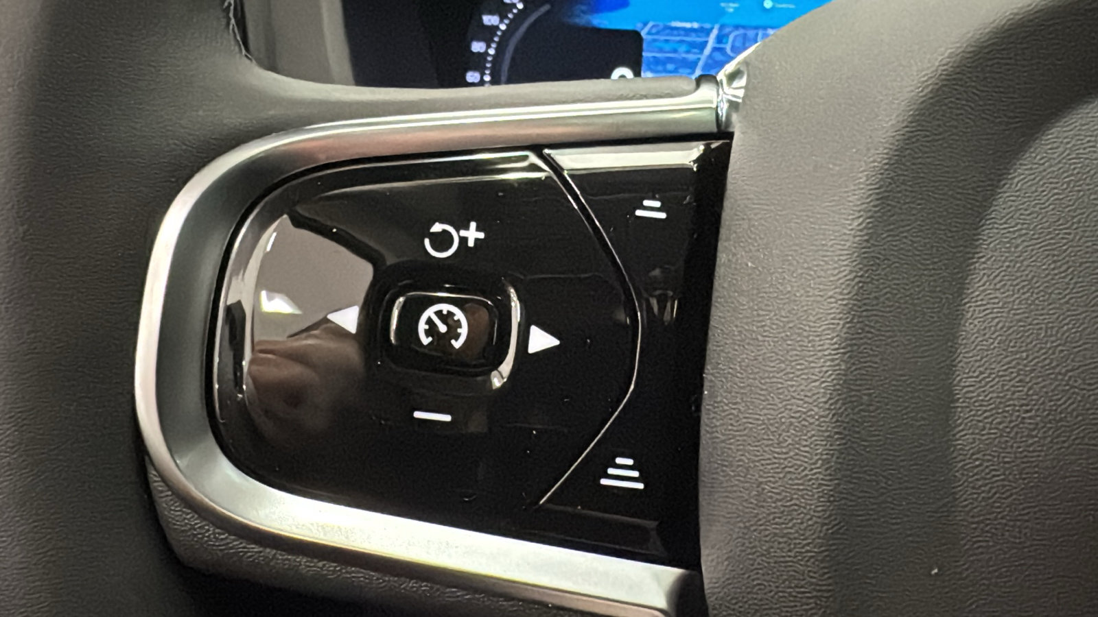 New 2026 Volvo XC60 T8 Plus w/ Protection Package Premier AWD/4WD image 13