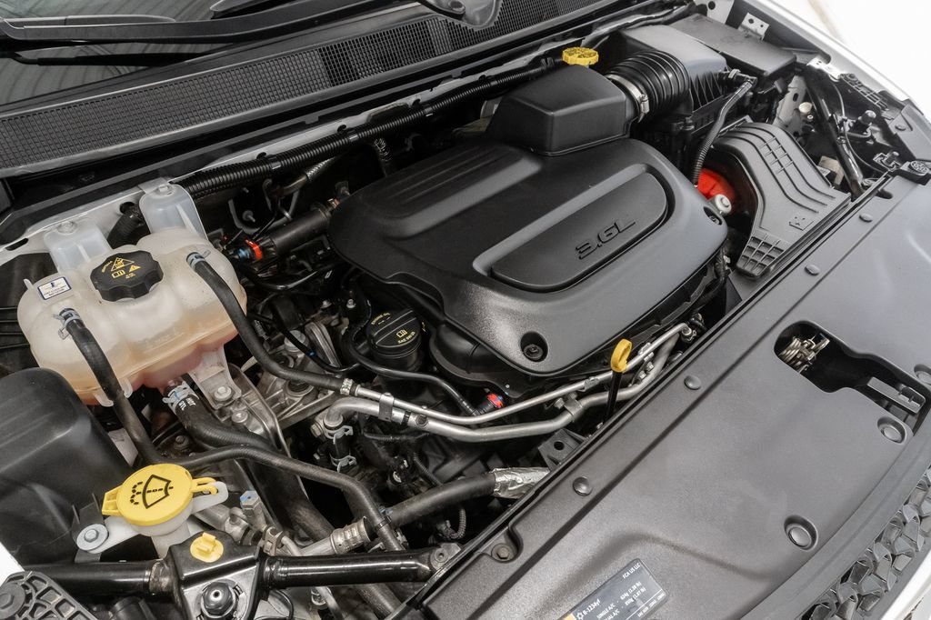 Used 2025 Chrysler Pacifica Select FWD image 4