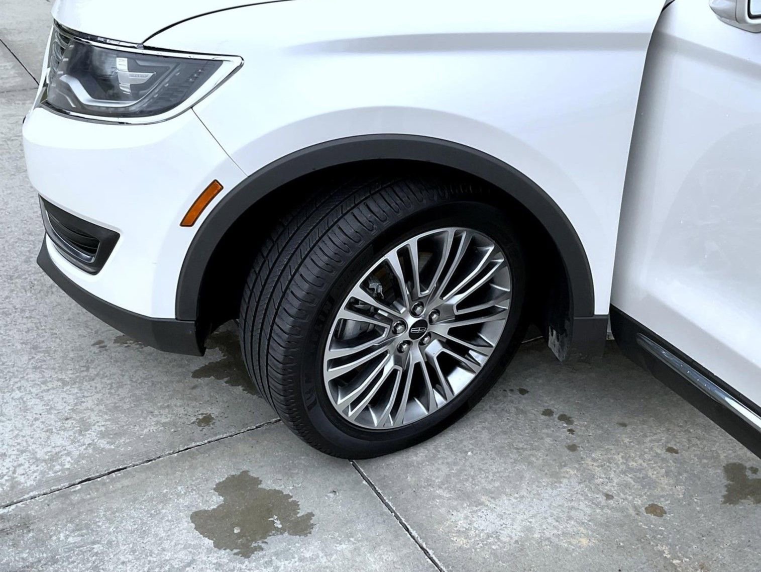 Used 2016 Lincoln MKX Reserve w/ Driver Assistance Package image 24