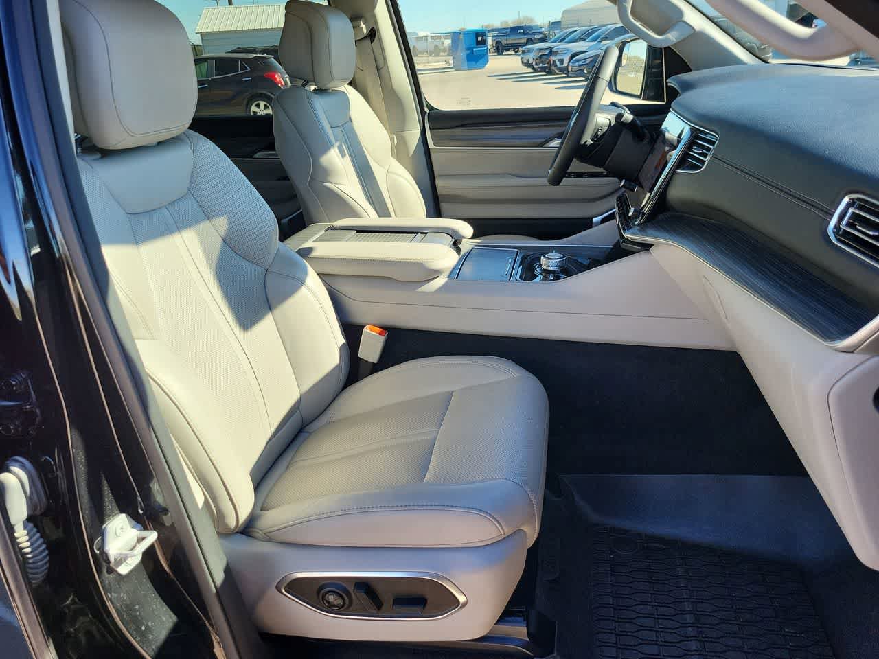 Used 2024 Jeep Wagoneer Series III AWD/4WD image 22