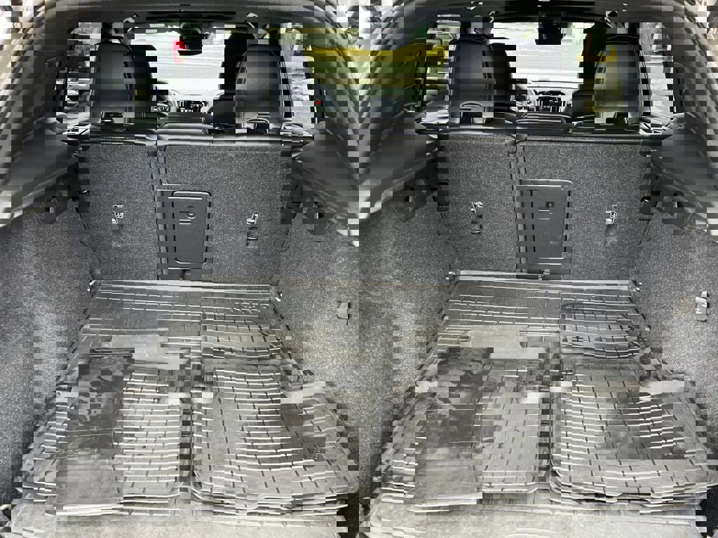 Used 2022 Volvo XC40 T5 R-Design w/ Advanced Package image 32