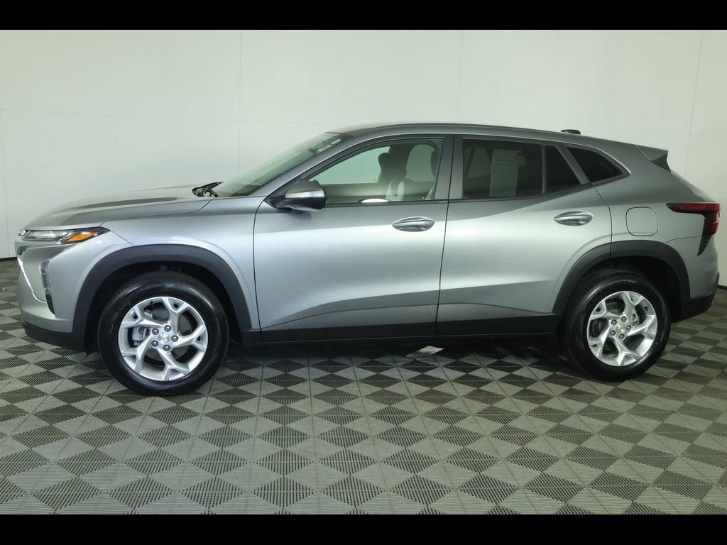 Used 2024 Chevrolet Trax LS w/ LS Convenience Package FWD image 10