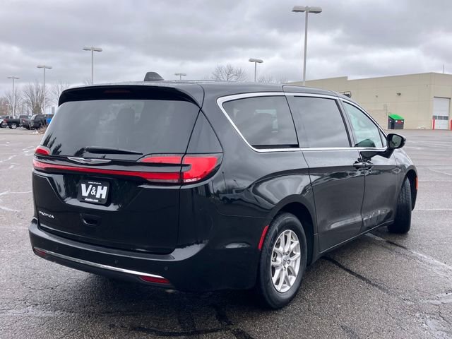 Used 2024 Chrysler Pacifica Touring-L image 26