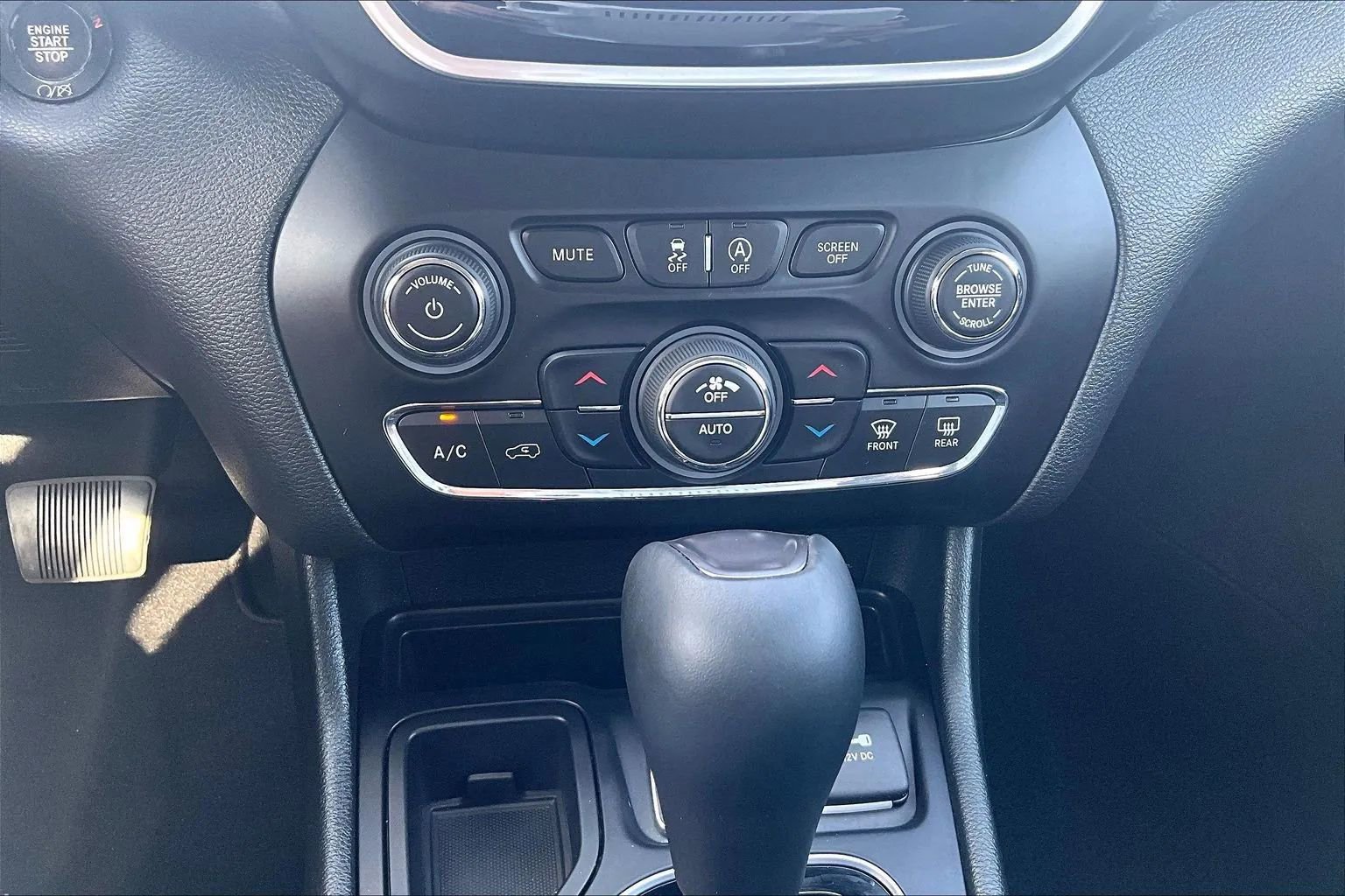 Used 2019 Jeep Cherokee Limited image 23