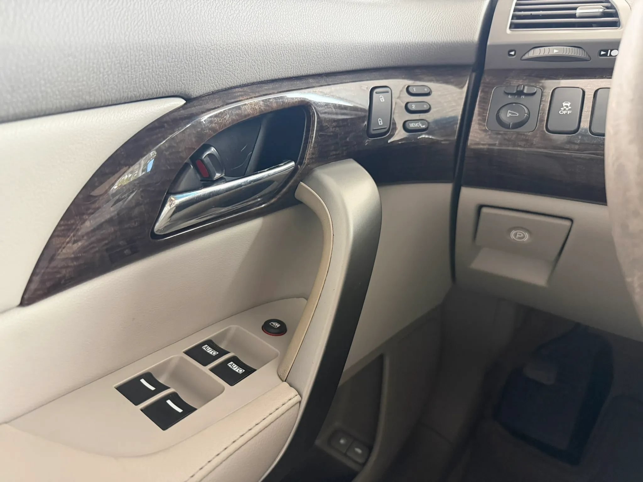 Used 2011 Acura MDX w/ Technology Package AWD/4WD image 25