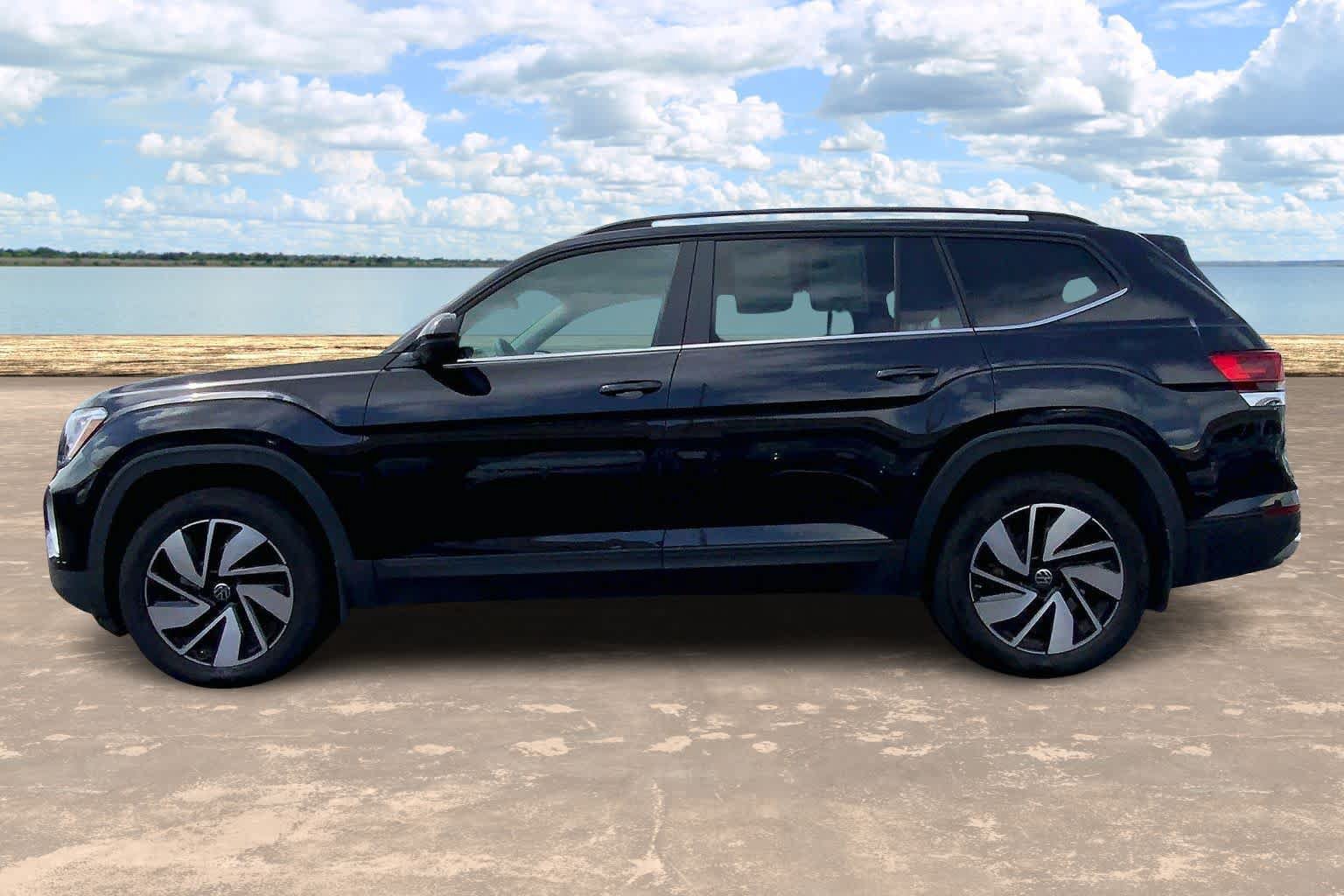 Used 2024 Volkswagen Atlas SE w/ Panoramic Sunroof Package FWD image 3