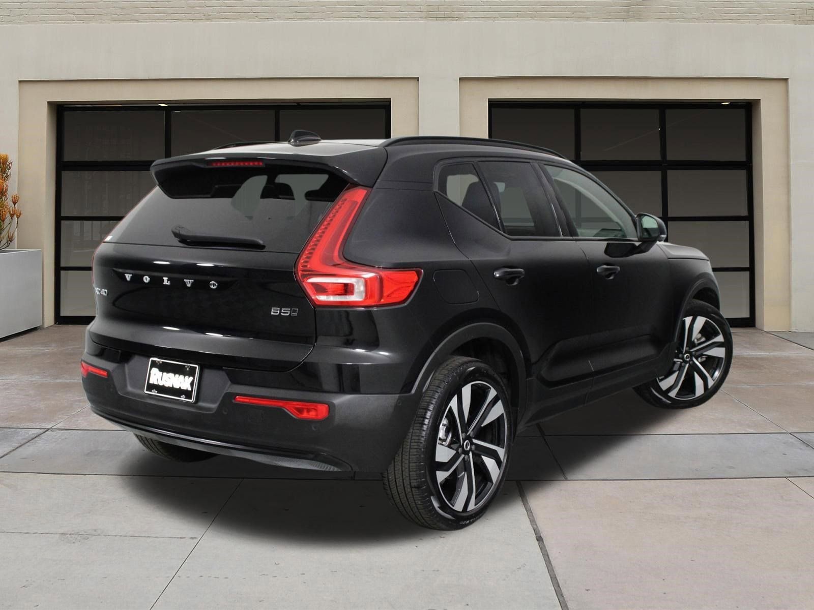 Certified 2025 Volvo XC40 B5 Plus AWD/4WD image 4