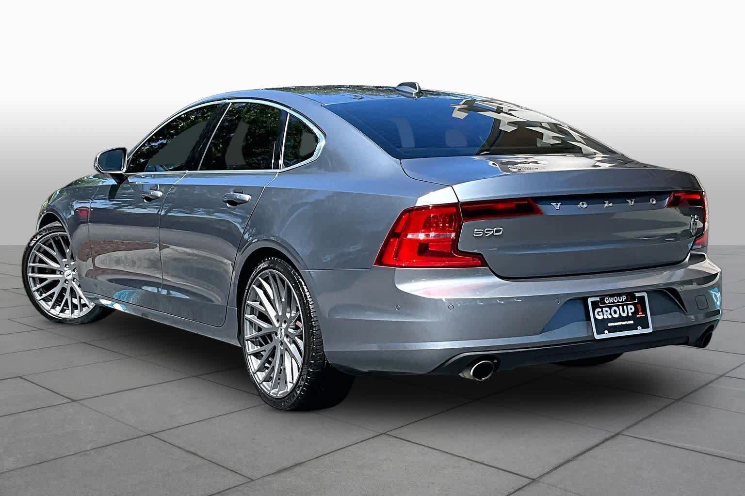 Used 2017 Volvo S90 T5 Momentum w/ Vision Package FWD image 12