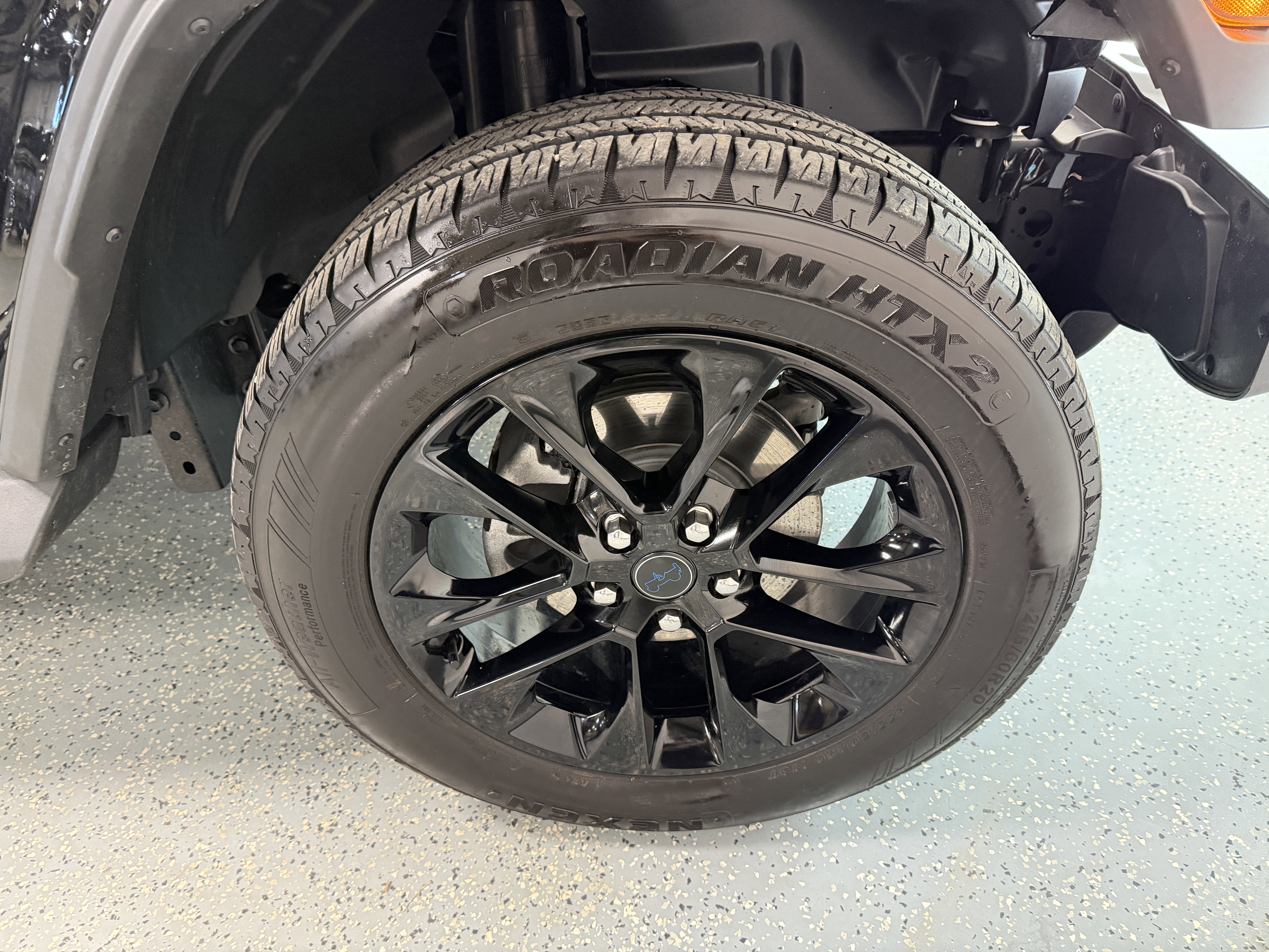 Used 2025 Jeep Wrangler Unlimited Sahara AWD/4WD image 31