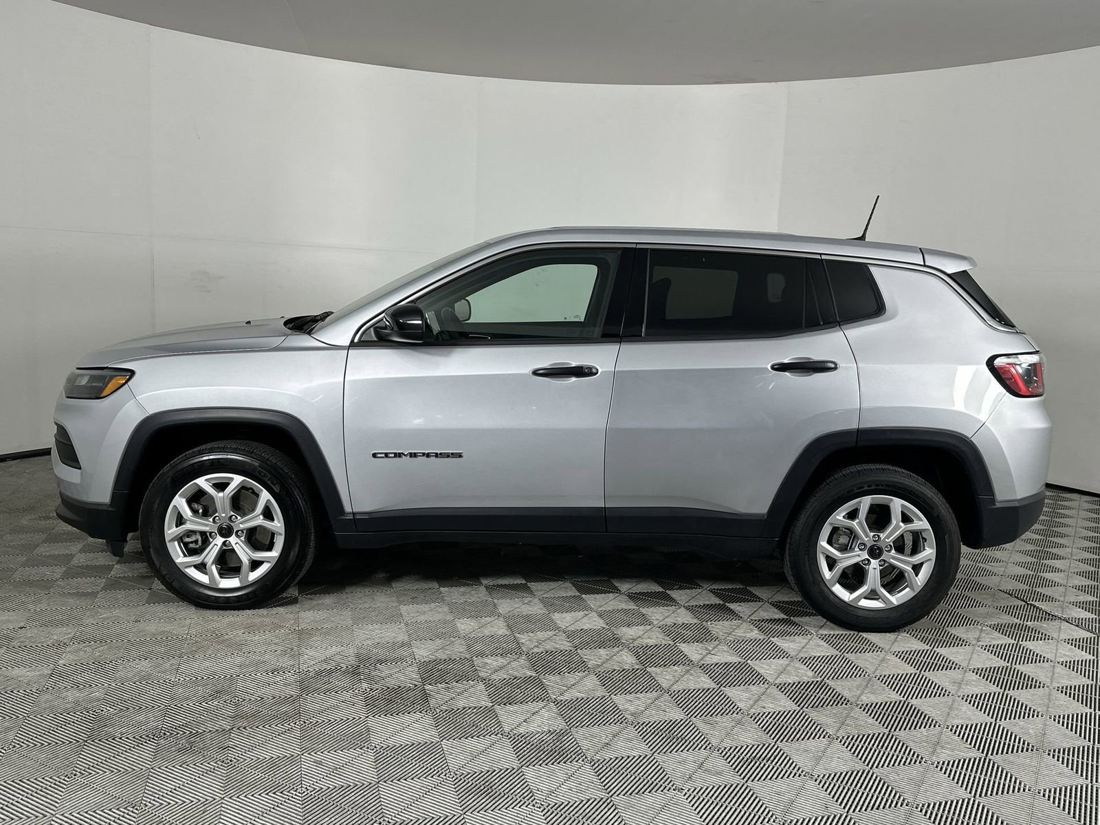Used 2025 Jeep Compass Sport image 5