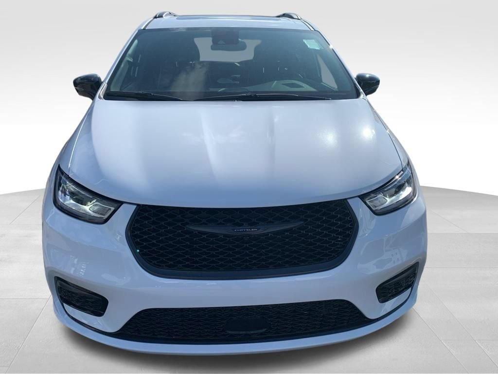 New 2026 Chrysler Pacifica Limited w/ Uconnect Theater Family Group AWD/4WD image 7