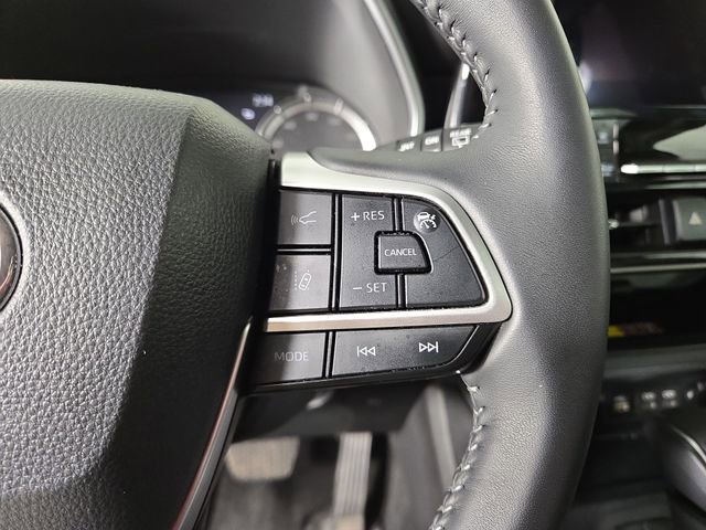 Used 2025 Toyota Highlander XLE AWD/4WD image 24