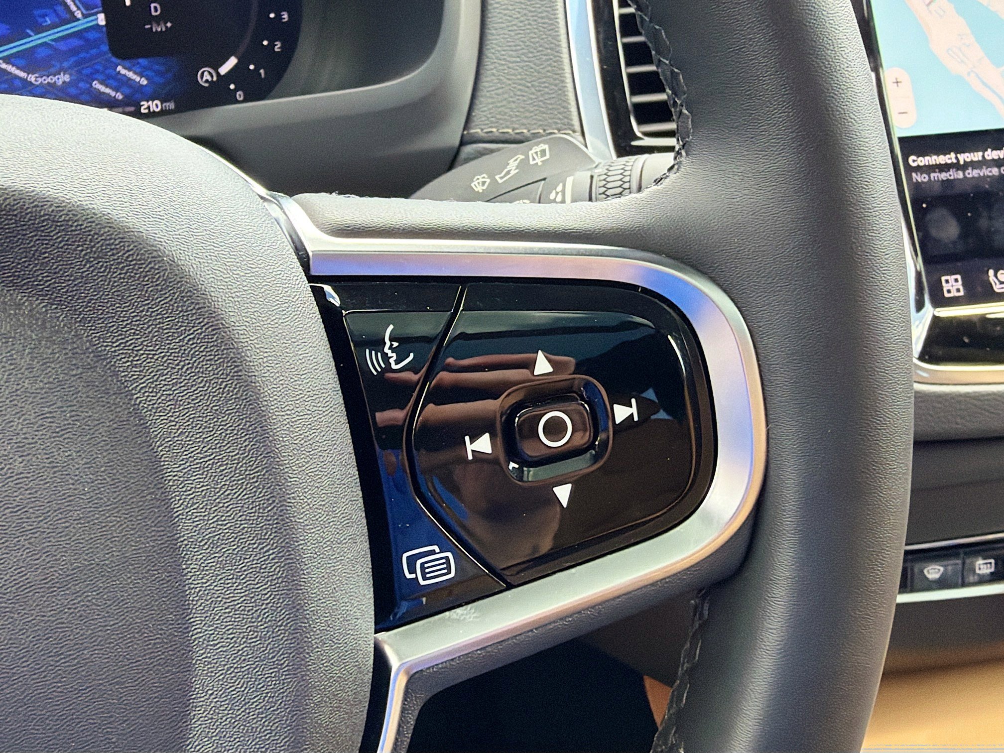 Used 2025 Volvo XC90 B6 Ultra w/ Protection Package Premier image 37