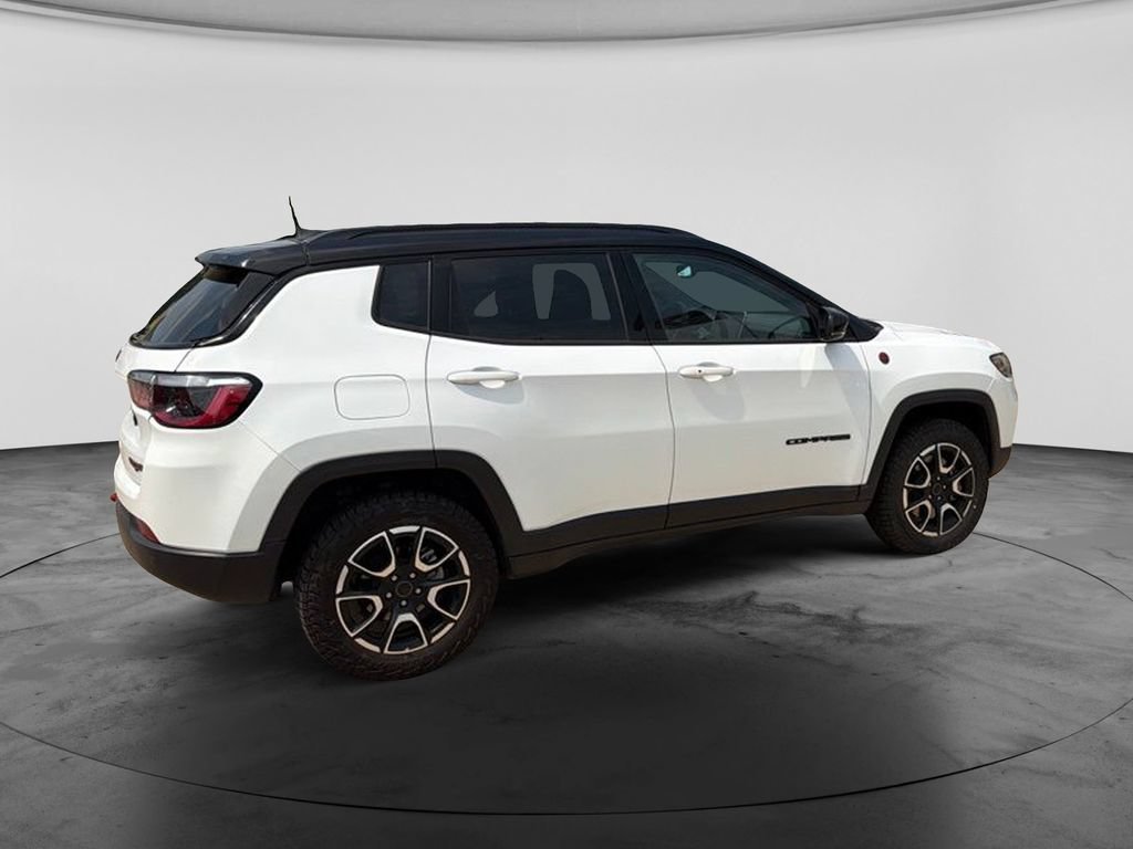Used 2025 Jeep Compass Trailhawk AWD/4WD image 12