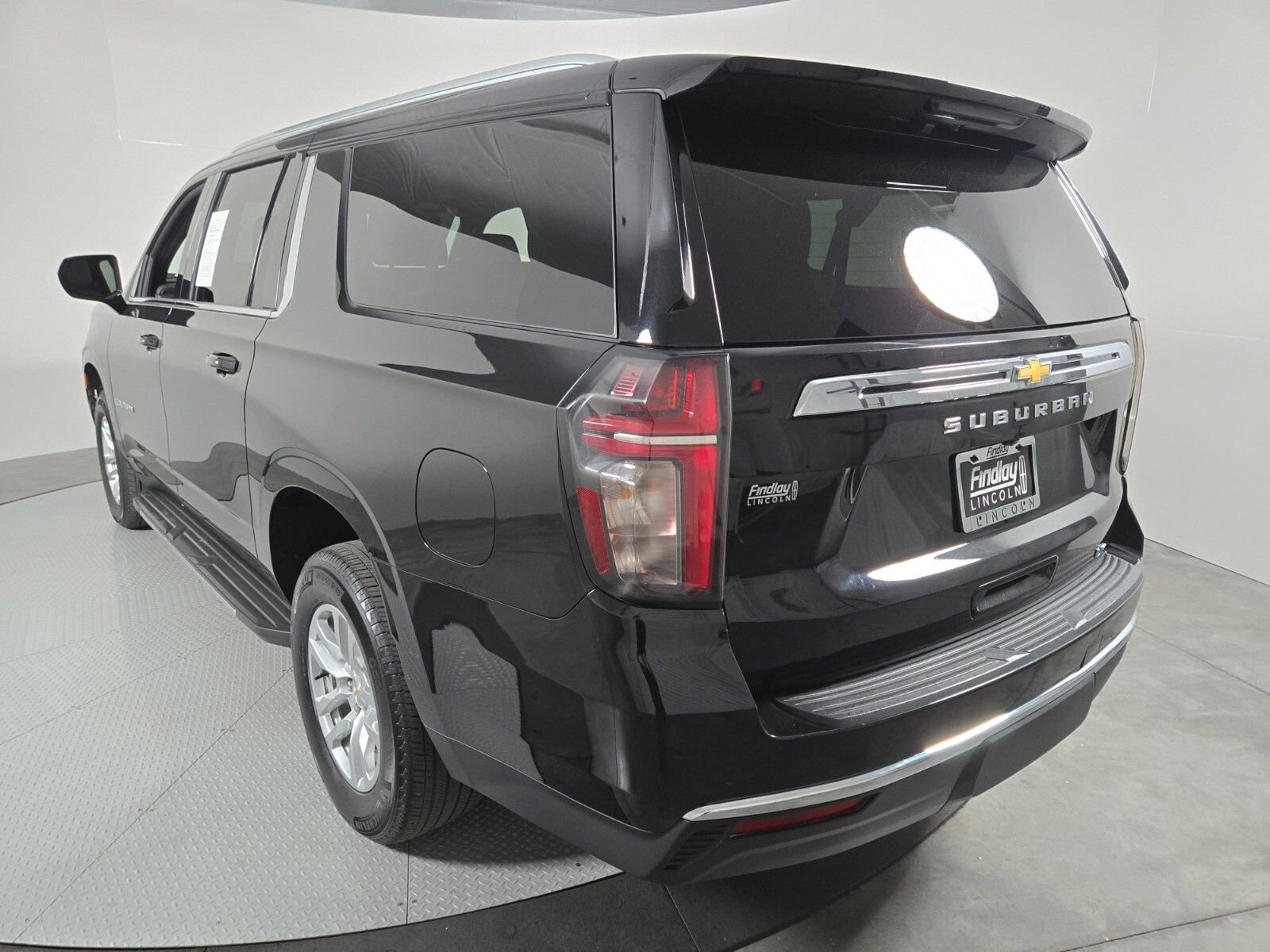 Used 2024 Chevrolet Suburban LT RWD image 6