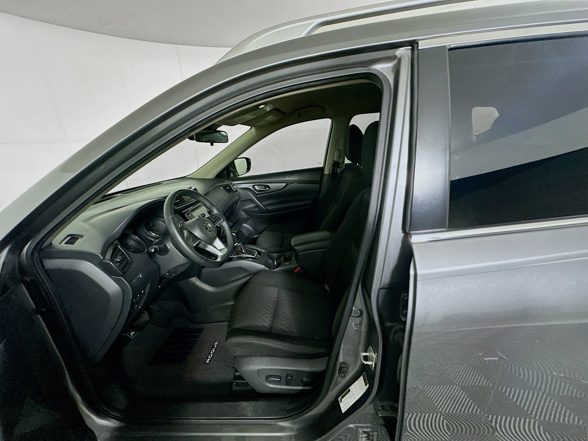 Used 2020 Nissan Rogue SV image 13