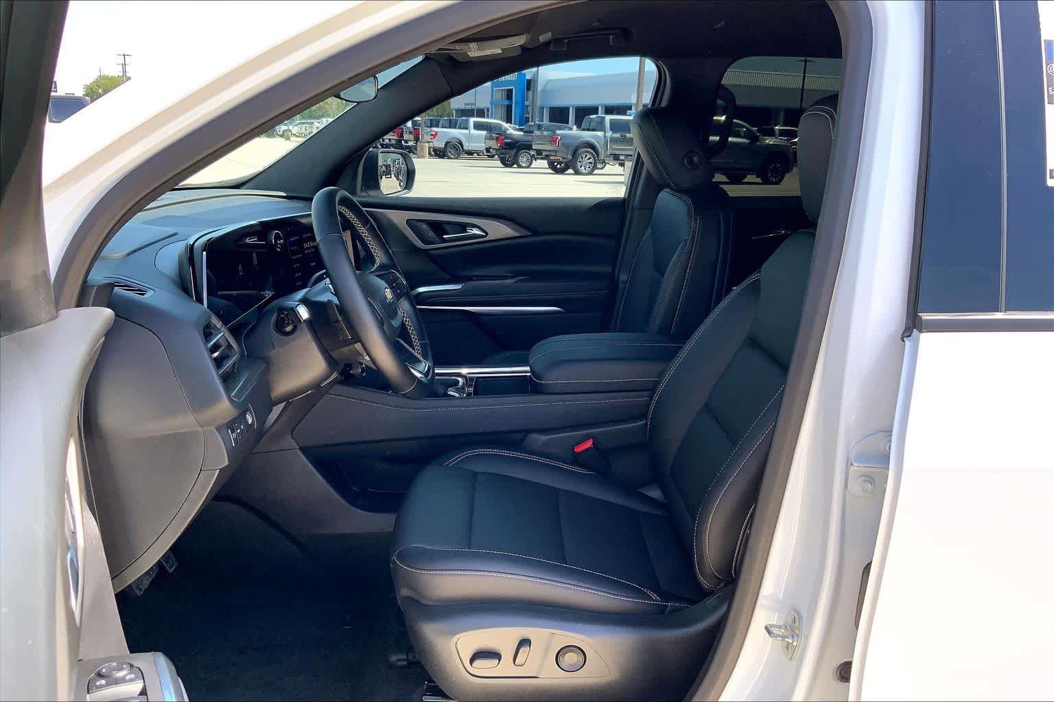 Used 2025 Chevrolet Traverse LT w/ LPO, Floor Liner Package FWD image 8