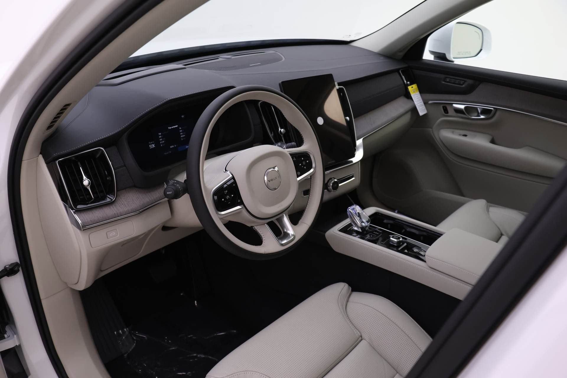 New 2026 Volvo XC90 B6 Ultra w/ Protection Package image 6