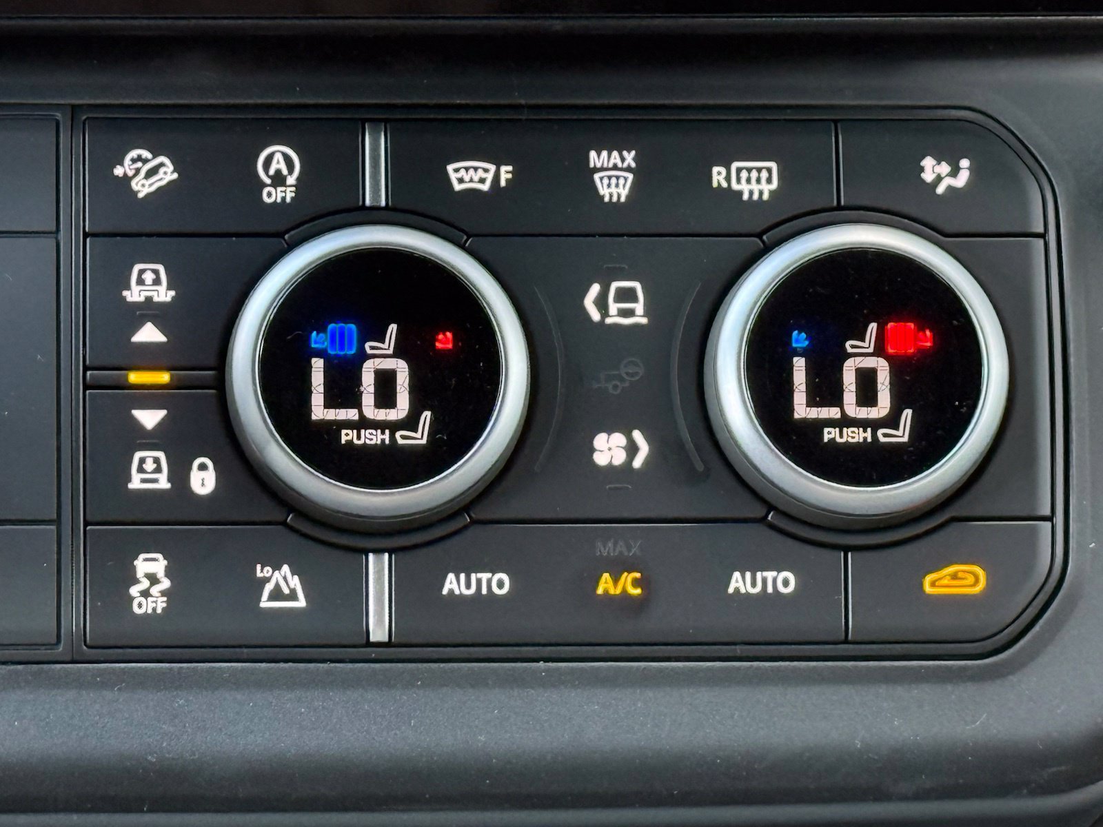 New 2026 Land Rover Defender 110 X-Dynamic SE AWD/4WD image 29