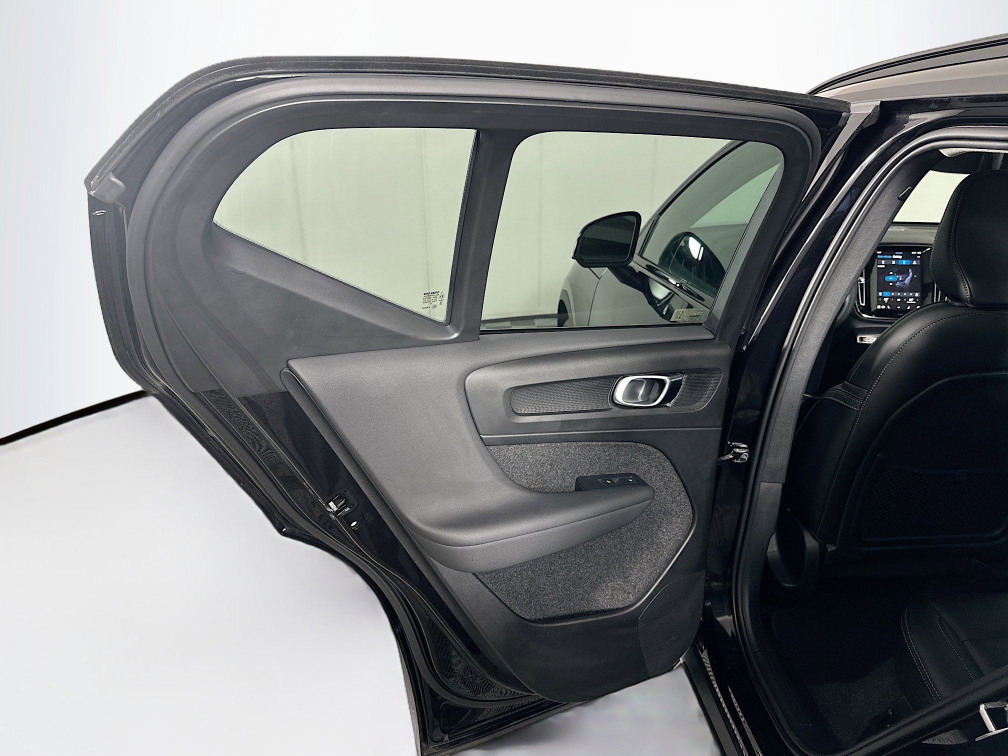 Used 2025 Volvo XC40 B5 Plus image 27