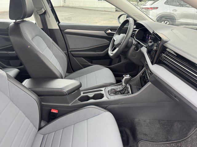 Used 2026 Volkswagen Jetta SE FWD image 30