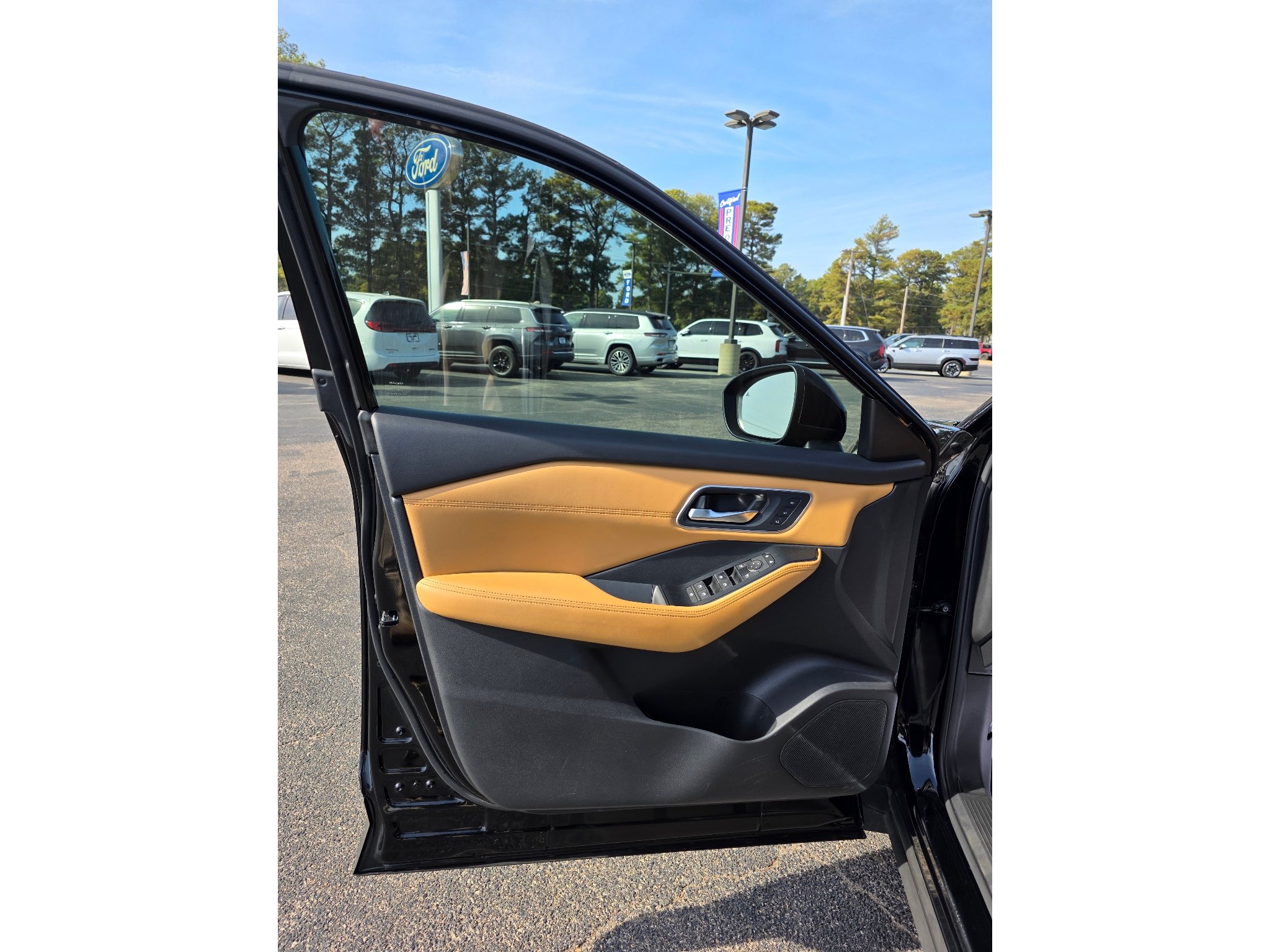 Used 2023 Nissan Rogue Platinum FWD image 13