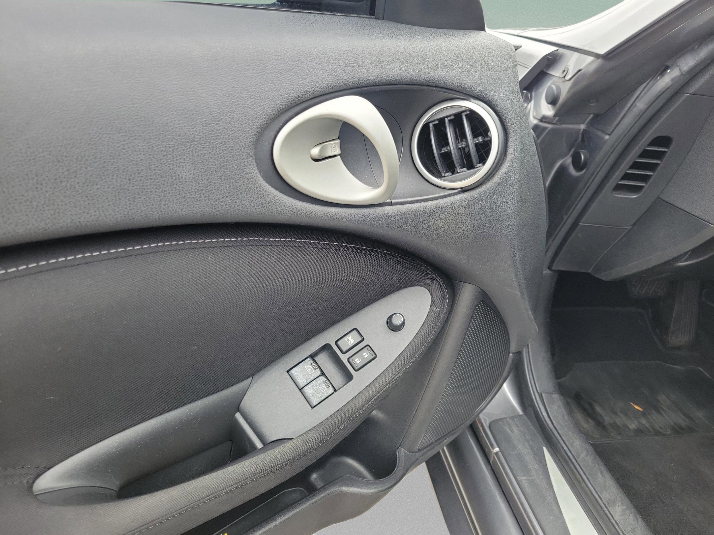 Used 2015 Nissan 370Z Coupe image 6